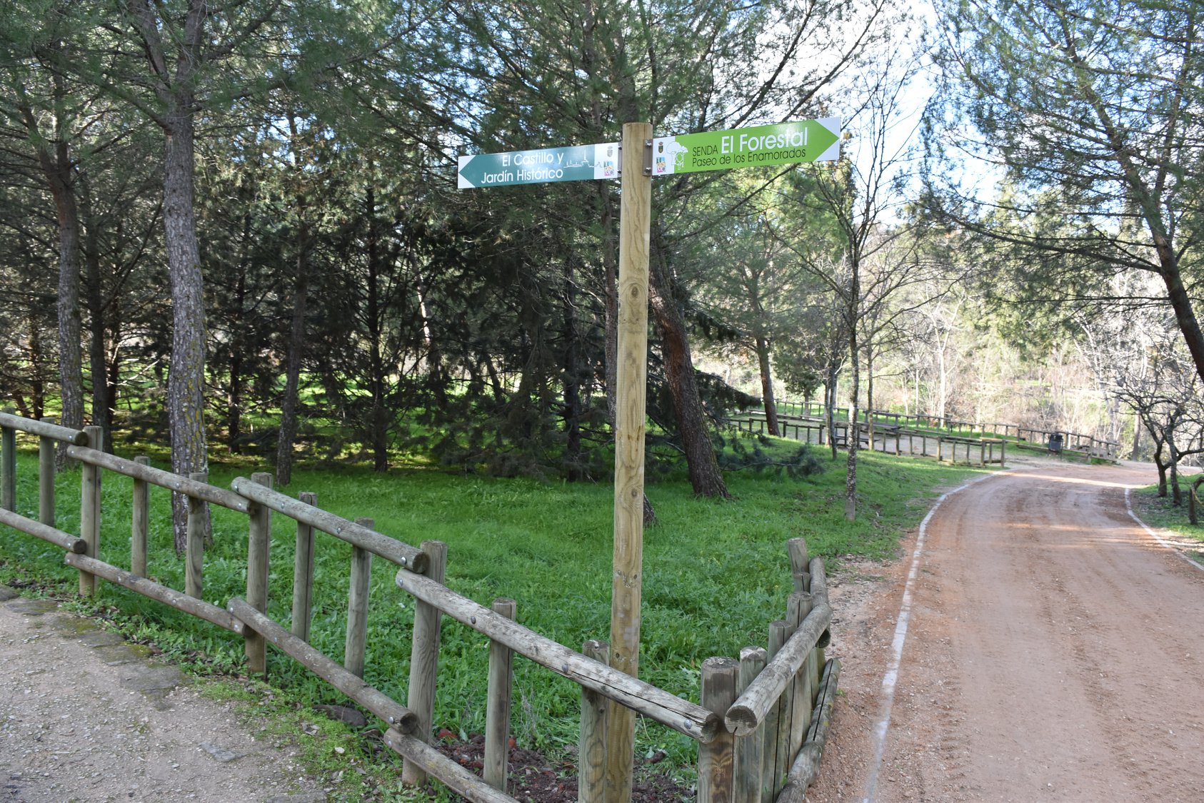 Texto Alternativo: El Ayuntamiento instala señalización de las rutas y sendas turisticas