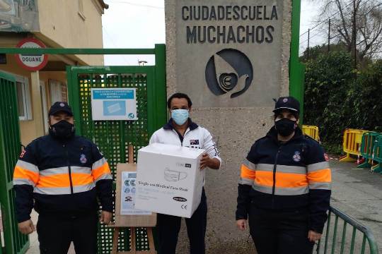 Texto Alternativo: El Ayuntamiento entrega 30.000 mascarillas a asociaciones y entidades de Leganés que trabajan con población vulnerable