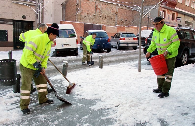 Texto Alternativo: El Ayuntamiento intensifica los trabajos de esparcimiento de sal en las calles del municipio