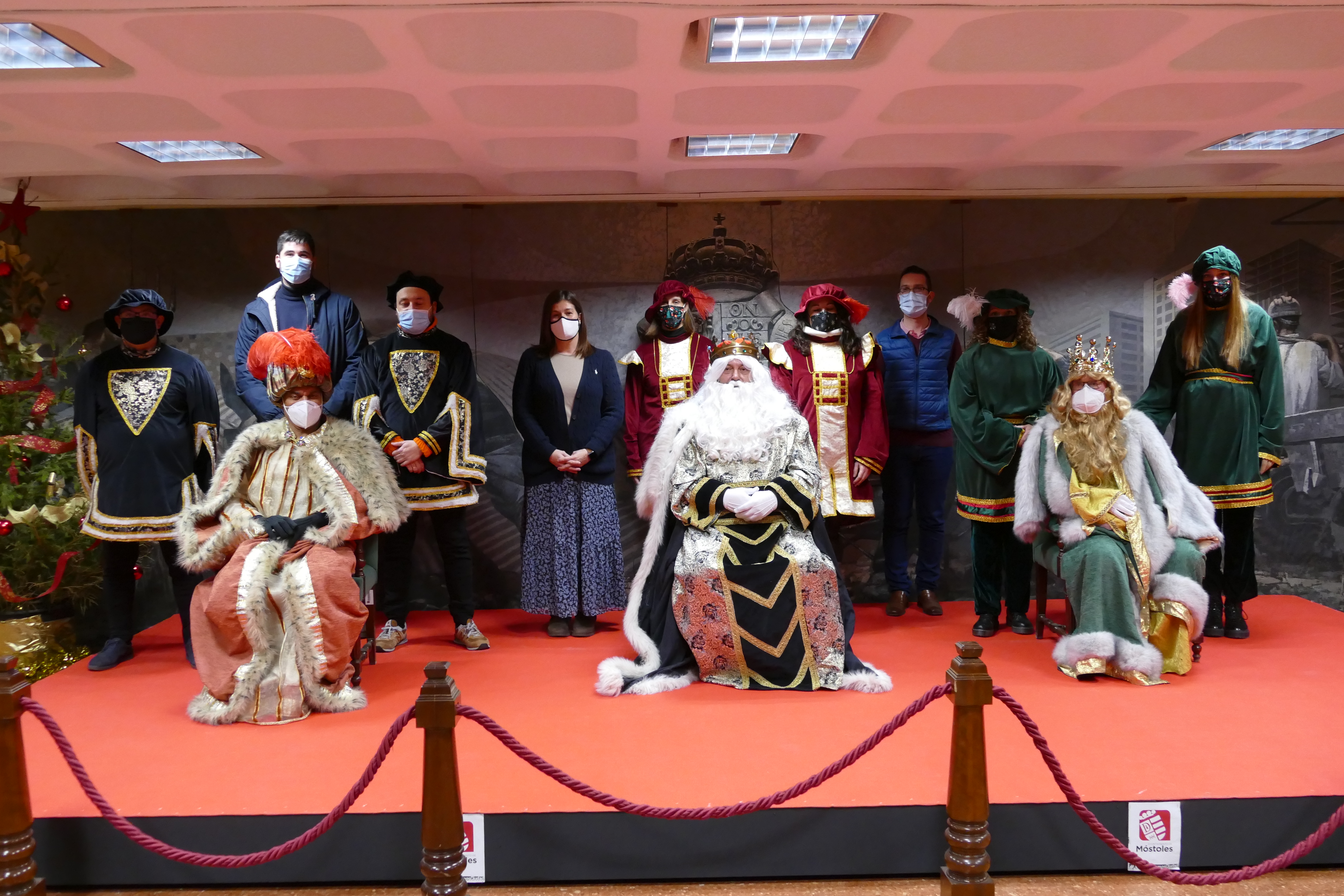 Texto Alternativo: Los Reyes Magos reparten ilusión en Móstoles