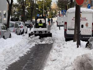 Texto Alternativo: Tras liberar las vías principales, el Ayuntamiento de Alcorcón prosigue con las tareas de limpieza y de seguridad y pide precaución a la ciudadanía