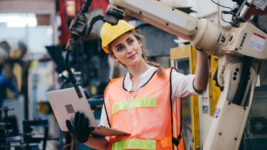 Texto Alternativo: Ofrecimos formación a más de 7.000 personas para potenciar el empleo industrial en la región