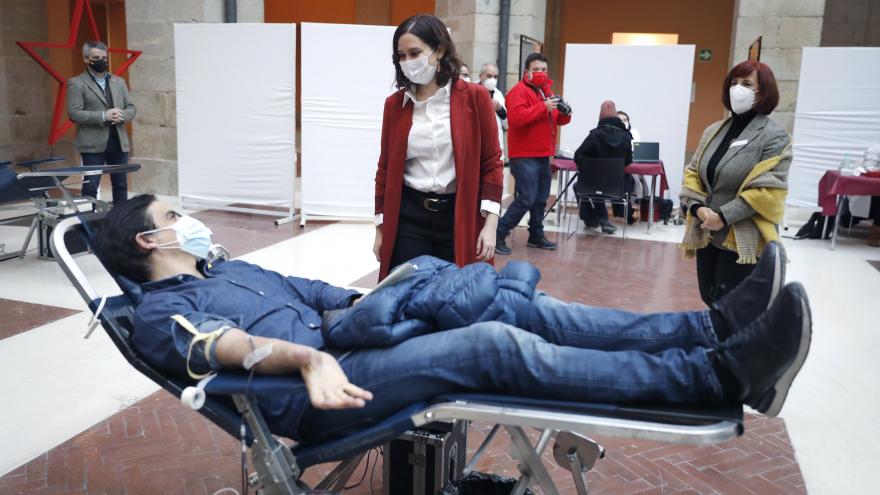 Texto Alternativo: Díaz Ayuso anima a donar sangre en el dispositivo especial de la Real Casa de Correos