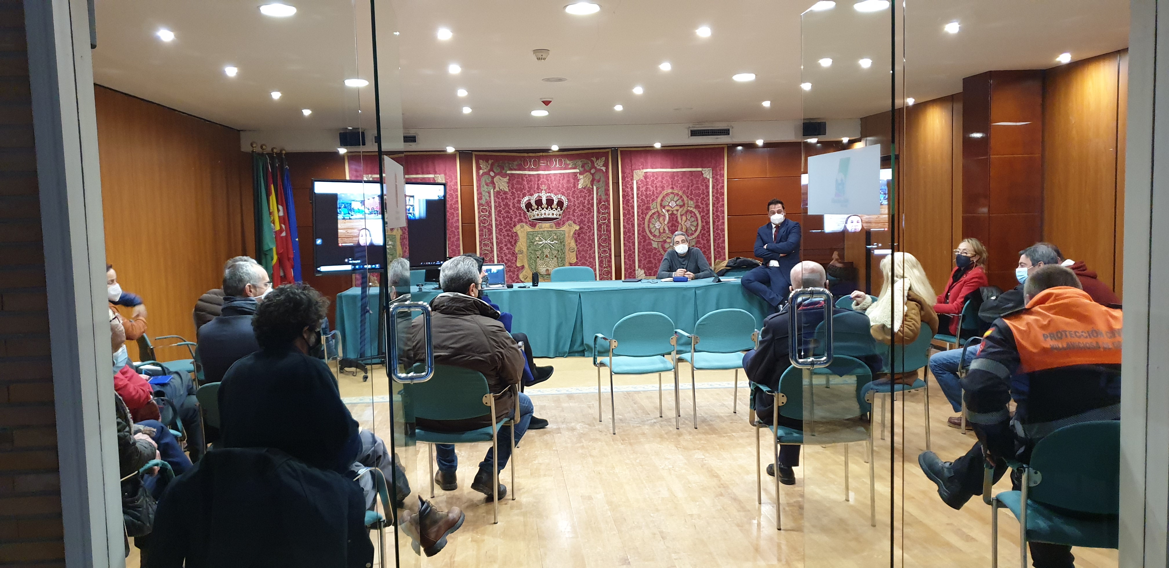 Texto Alternativo: El alcalde celebra una reunión extraordinaria para analizar la situación del temporal y adoptar decisiones urgentes