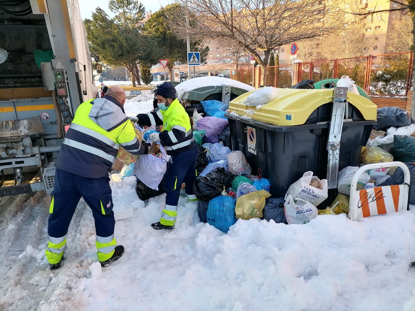 Texto Alternativo: El Gobierno de Móstoles ha retirado ya el 70% de la basura acumulada tras las nevadas