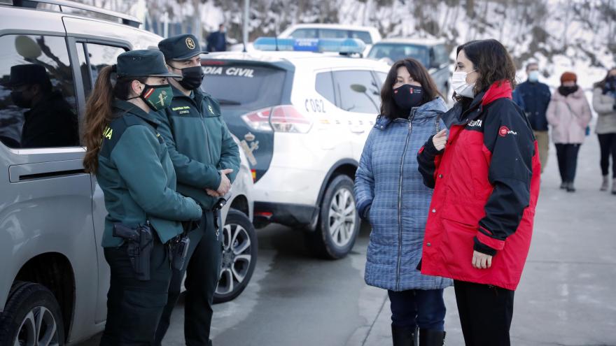Texto Alternativo: Díaz Ayuso visita la zona del sureste para evaluar los daños tras la nevada