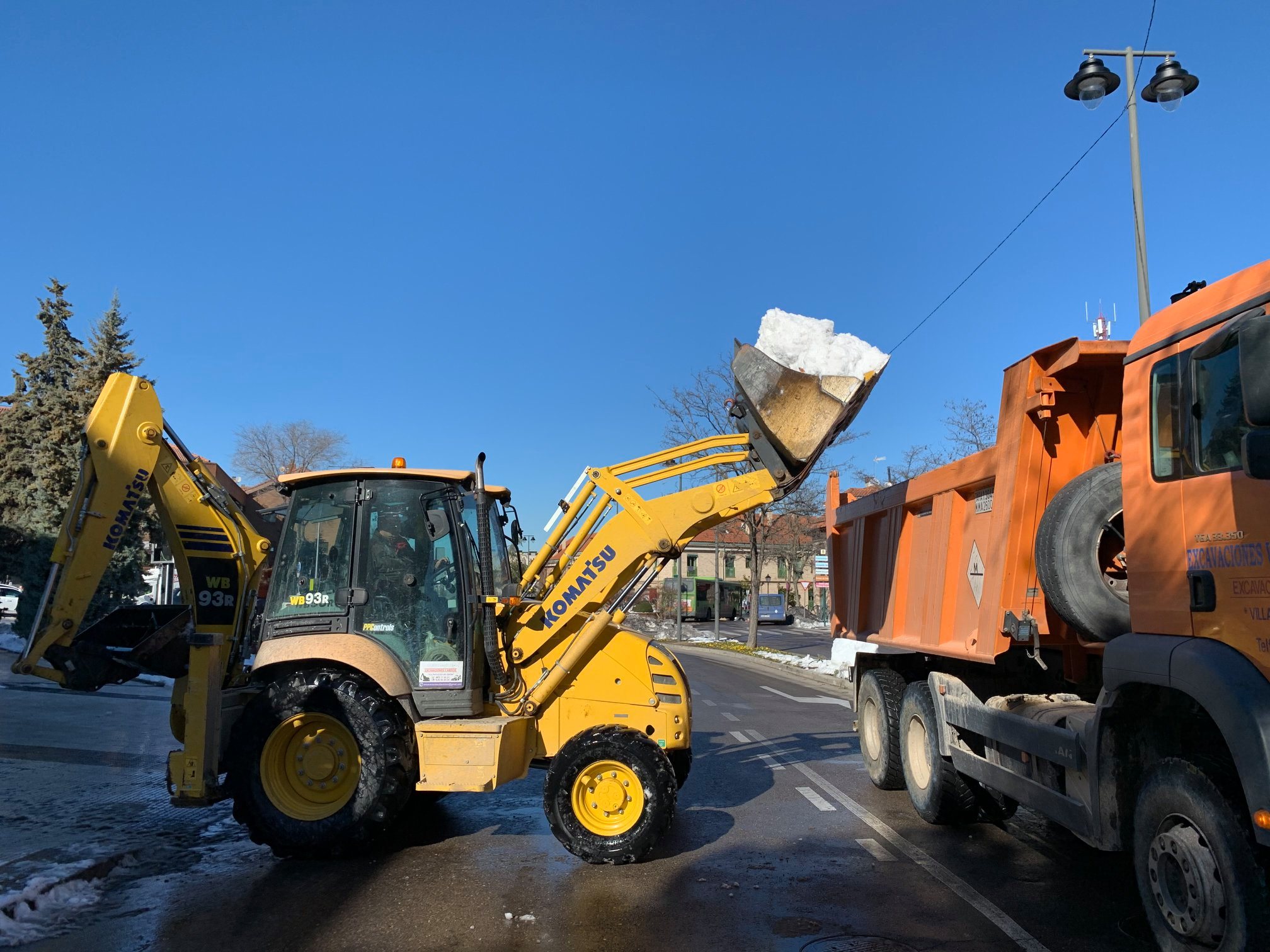 Texto Alternativo: Se aceleran los trabajos de retirada de nieve ante la llegada de las lluvias y el viento