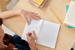Texto Alternativo: Todos los centros educativos públicos del Ayuntamiento de Alcorcón reanudan hoy sus clases gracias al intenso trabajo de acondicionamiento realizado por los servicios municipales