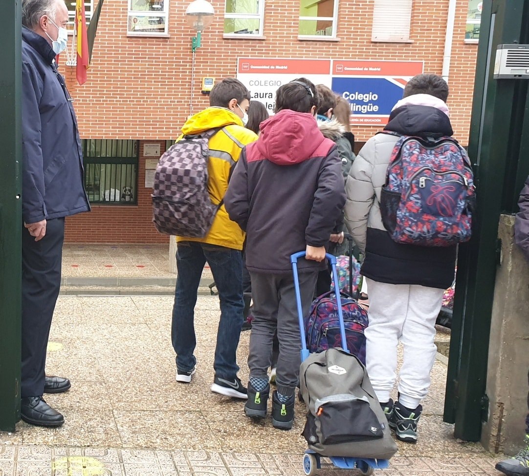Texto Alternativo: Los niños de Villaviciosa retoman las clases con normalidad después del temporal