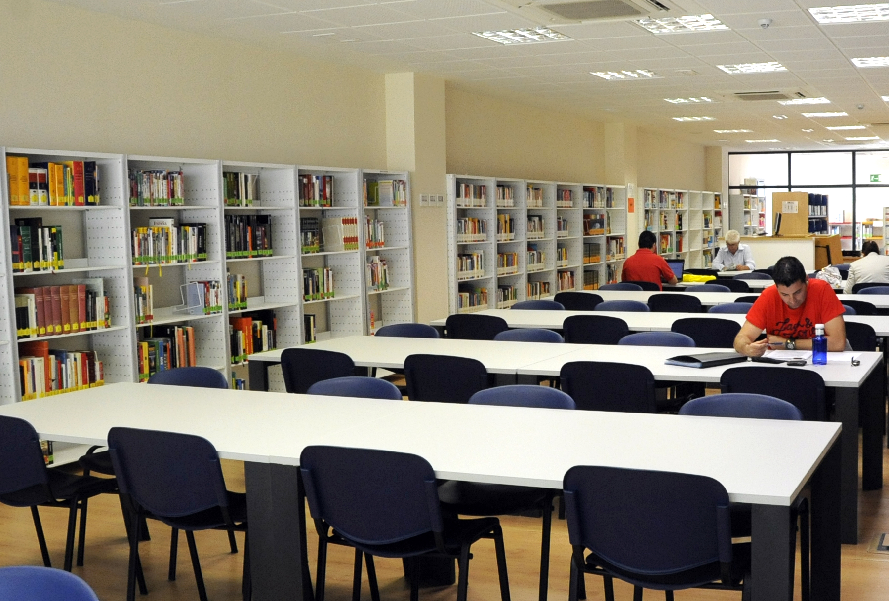 Texto Alternativo: El Gobierno de Móstoles cumple sus acuerdos e incorpora 20 nuevos ordenadores a las bibliotecas municipales