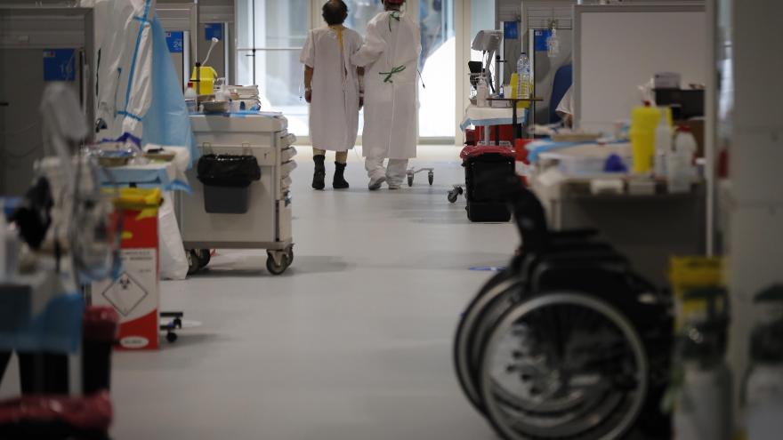 Texto Alternativo: La Comunidad de Madrid propone en marcha la lanzadera gratis para llevar a sanitarios del Zendal hasta el hotel de descanso