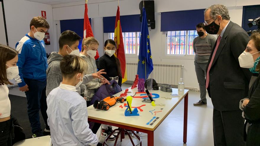 Texto Alternativo: La Comunidad de Madrid entrega diez impresoras 3D a centros educativos de la zona Sur