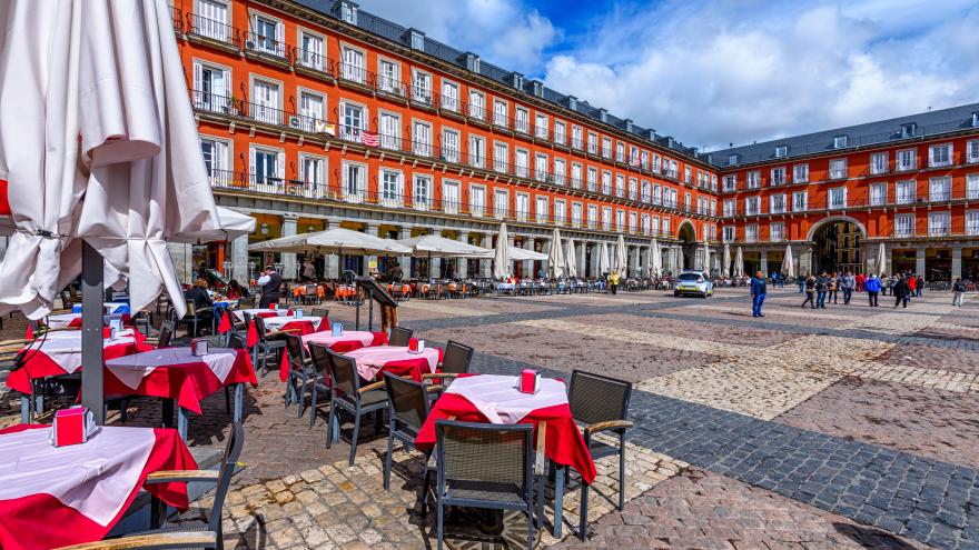 Texto Alternativo: Díaz Ayuso anuncia uso obligatorio de mascarilla en restaurantes y 6 personas por mesa en terrazas