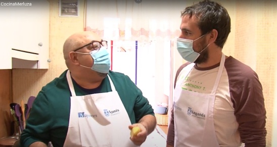 Texto Alternativo: Leganés enseña a cocinar a hombres mayores de 65 años que se han quedado solos