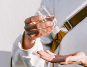 Texto Alternativo: Educación e Infancia distribuye 20.000 unidades de gel hidroalcohólico en centros educativos y entidades de ámbito social, sanitario y educativo de la ciudad
