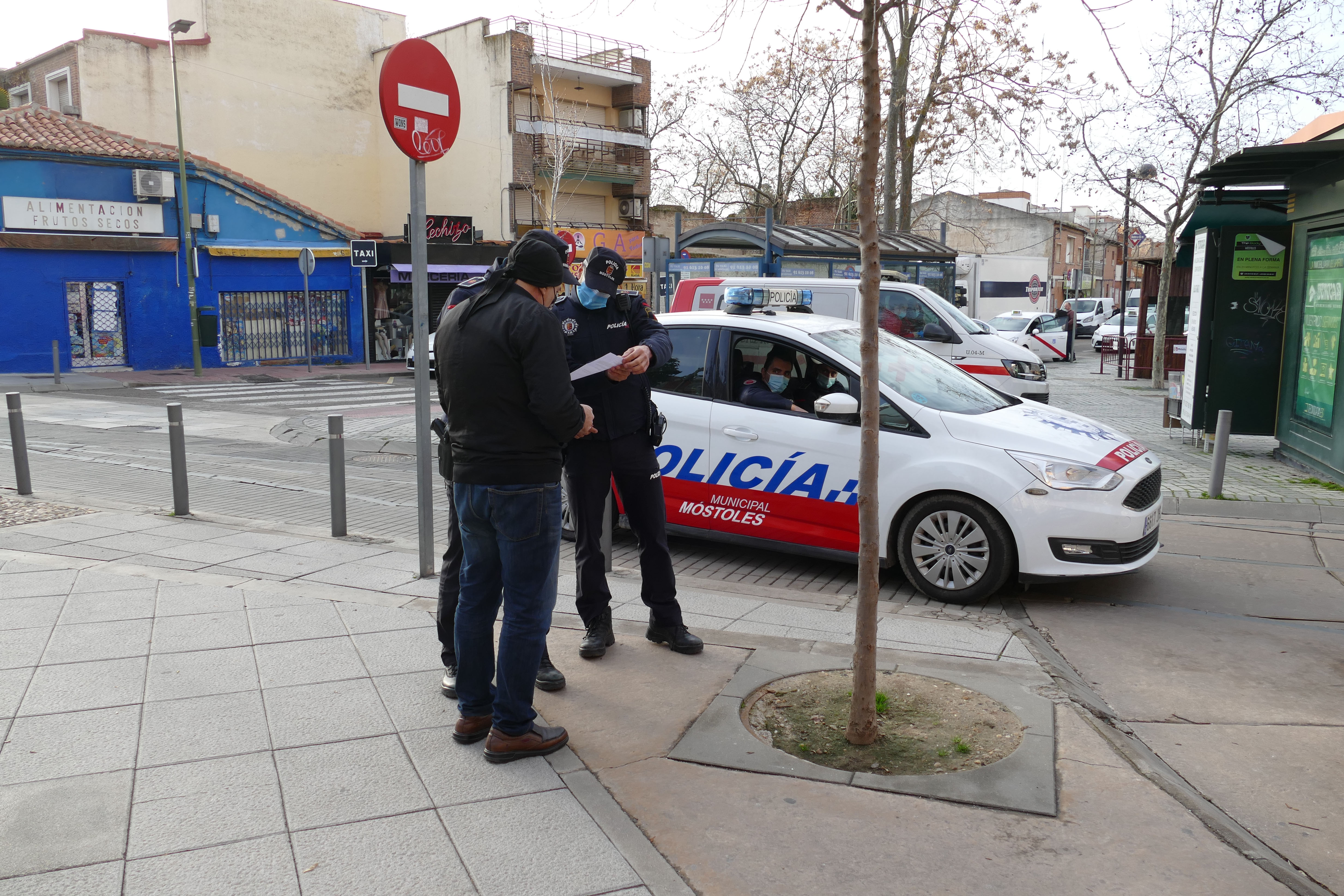 Texto Alternativo: La Policía Municipal de Móstoles refuerza los controles tras el confinamiento de la ciudad