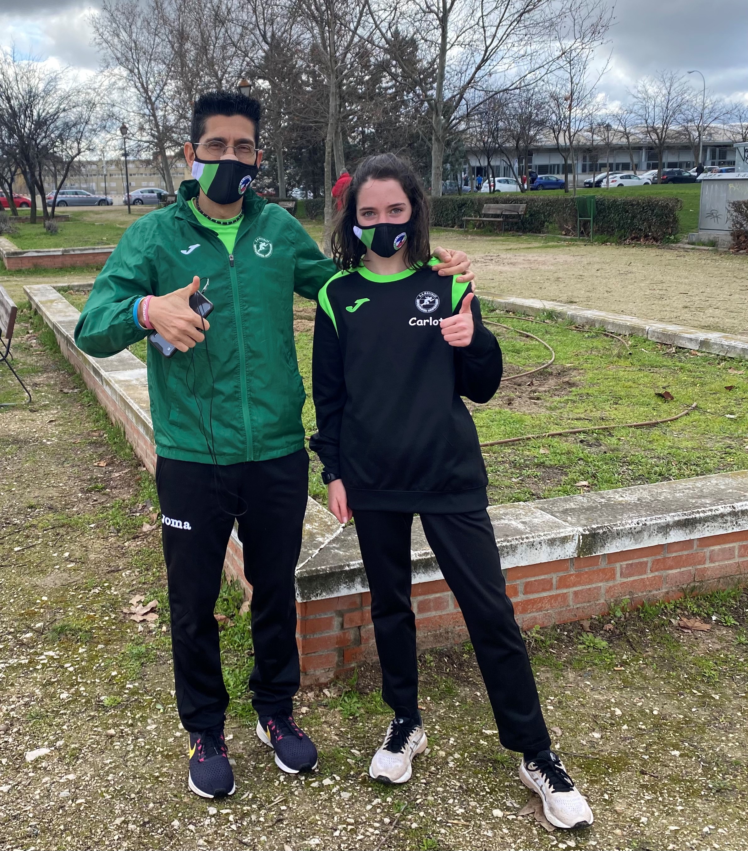 Texto Alternativo: Dos atletas de Móstoles en el Campeonato de Madrid de 3.000 metros en pista cubierta