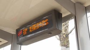 Texto Alternativo: Los Puntos de Información a Viajeros ofrecen el horario de paso de los autobuses en tiempo real para los vecinos de Alcorcón
