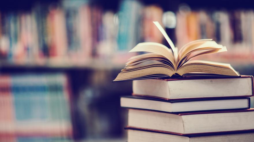 Texto Alternativo: Díaz Ayuso anuncia que Severo Bueno dará nombre a la biblioteca del CRIF Las Acacias
