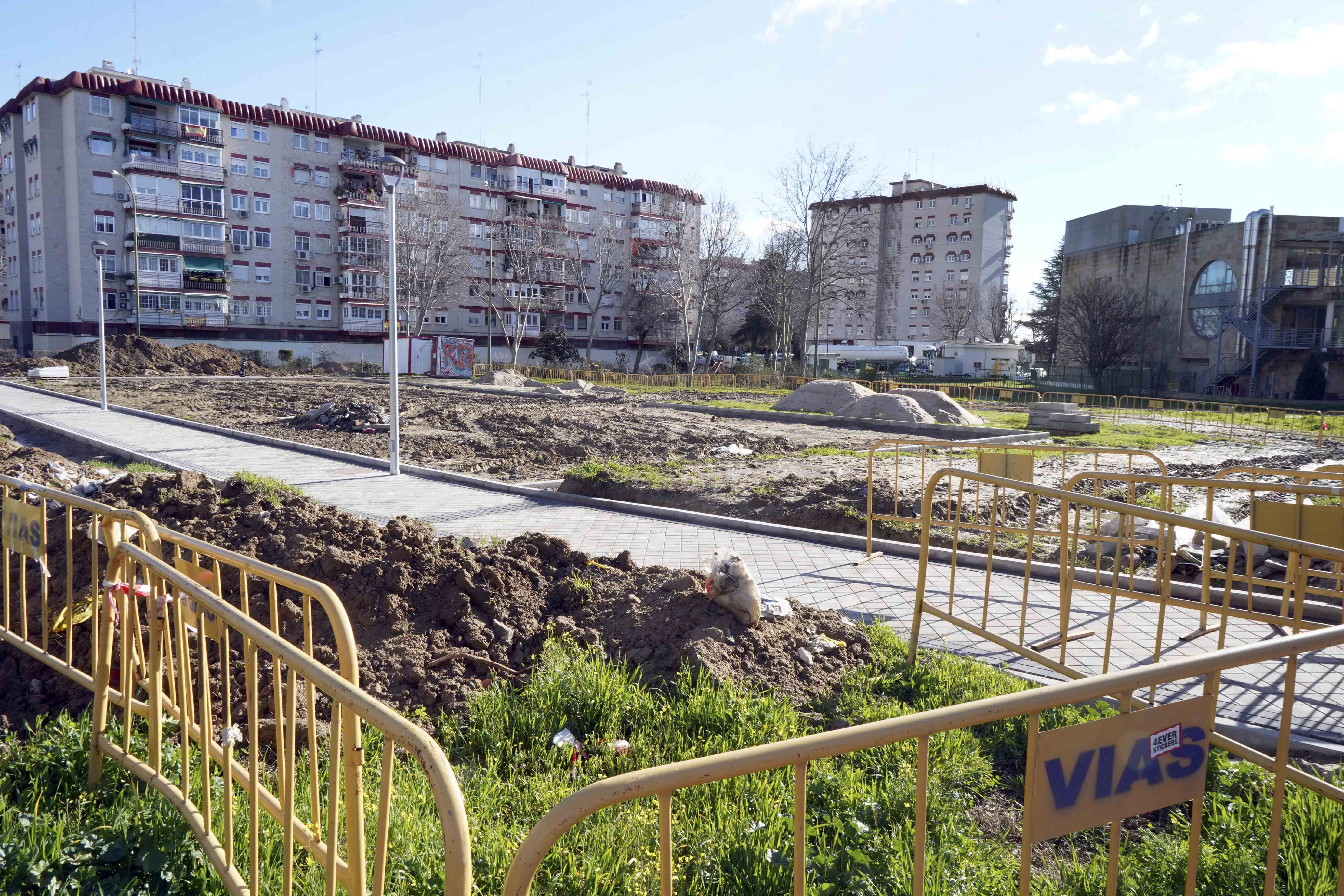 Texto Alternativo: El Gobierno de Móstoles crea un espacio para disfrute de los vecinos y sus mascotas en el barrio de la Princesa