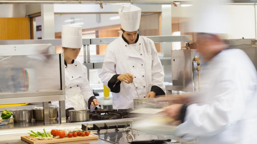 Texto Alternativo: Acogemos en albergues a estudiantes en prácticas de la Escuela Superior de Hostelería y Turismo