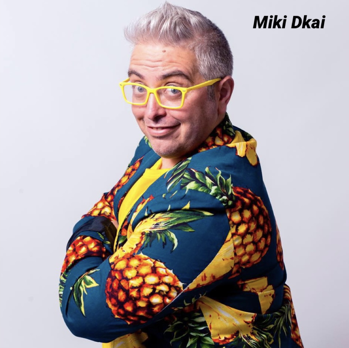 Texto Alternativo: “HUMOR AMARILLO”. Monólogo de Miki Dkai