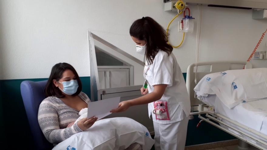Texto Alternativo: El 12 de Octubre gestiona la primera cita con Primaria de los recién nacidos en el hospital
