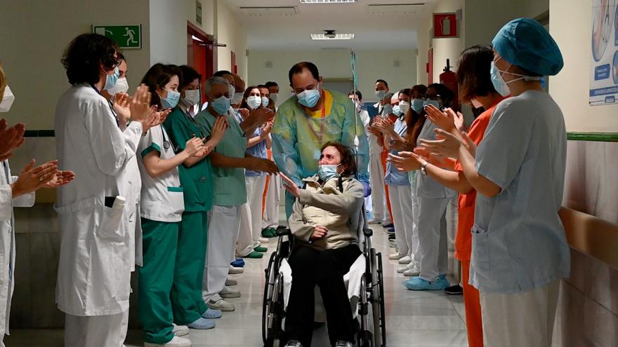 Texto Alternativo: El Hospital Gregorio Marañón da el alta a Elsa, una paciente ingresada 10 meses por Covid-19