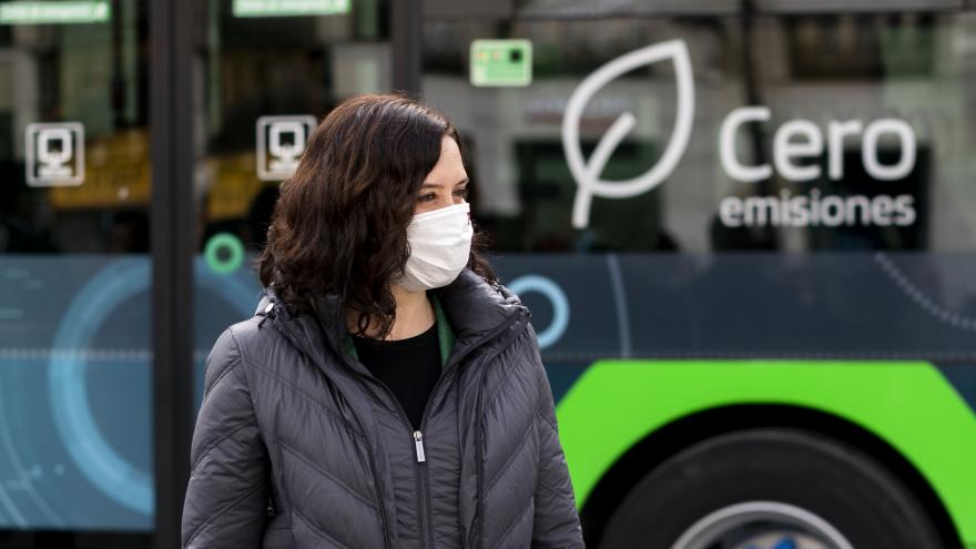 Texto Alternativo: Díaz Ayuso la Comunidad presenta el primer autobús de hidrógeno que circulará en España