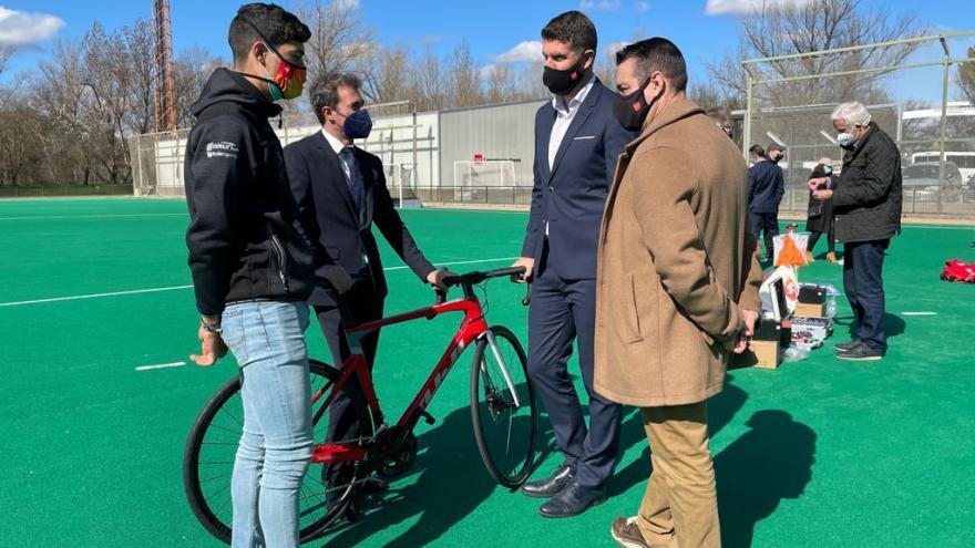 Texto Alternativo: La Comunidad de Madrid entrega nuevo material deportivo a 27 federaciones para centros y programas de tecnificación