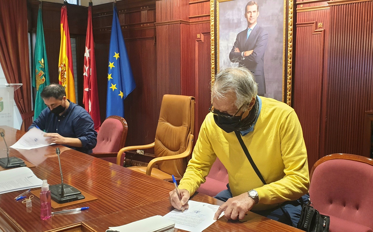 Texto Alternativo: Los adjudicatarios de los huertos vecinales comienzan a recibir la autorización para su explotación