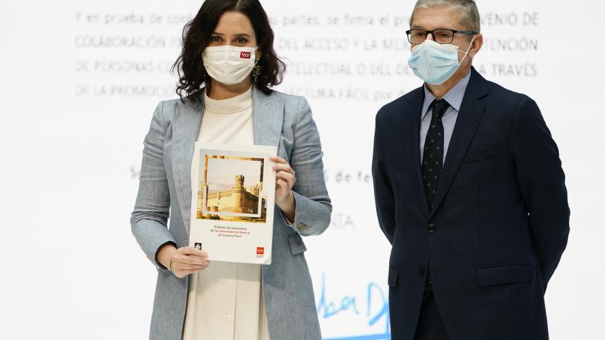 Texto Alternativo: Díaz Ayuso el Gobierno de la Comunidad de Madrid presenta la adaptación del Estatuto de Autonomía a lectura fácil