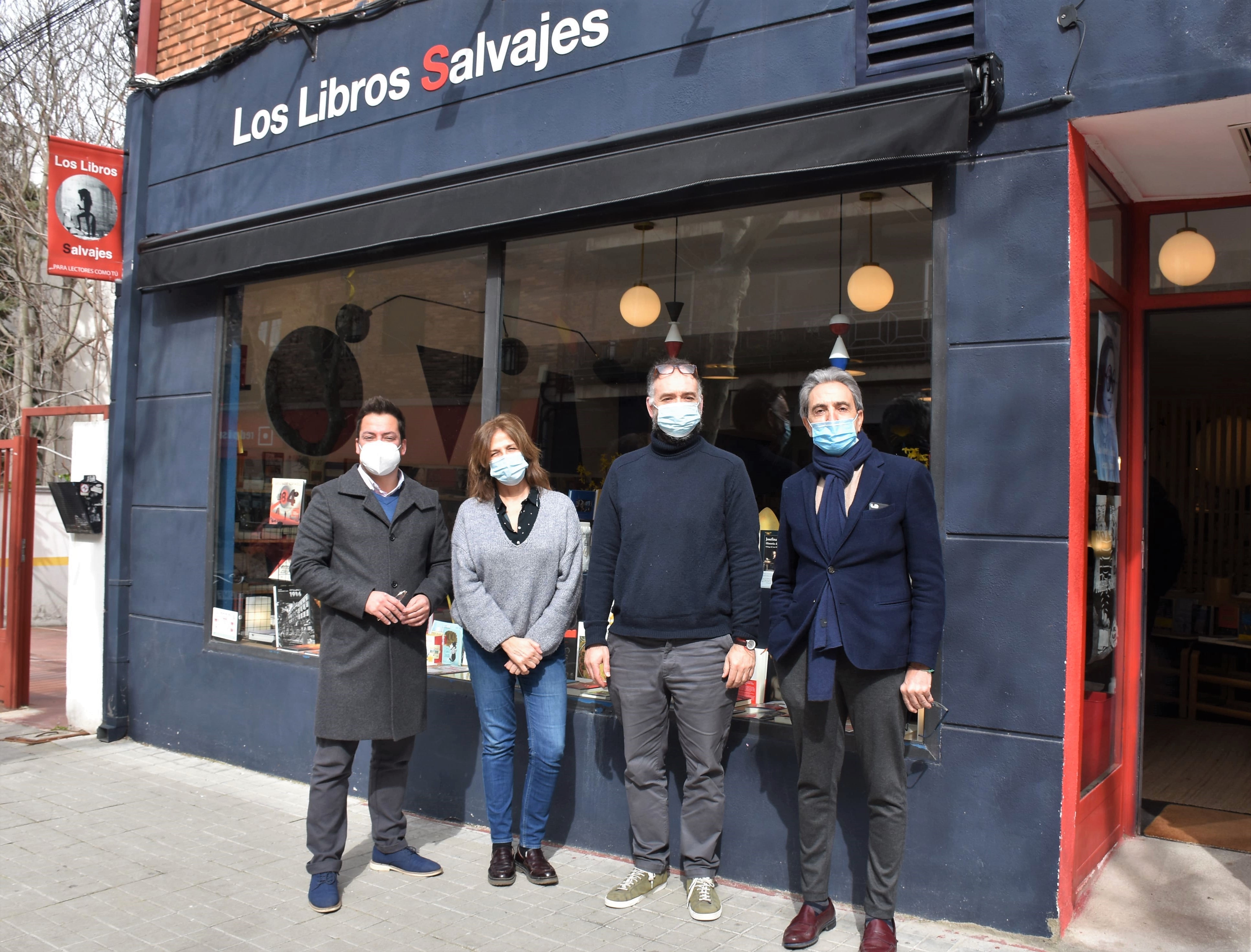 Texto Alternativo: El alcalde felicita a la librería Los libros salvajes reconocida entre las más bonitas del mundo por la revista Vogue