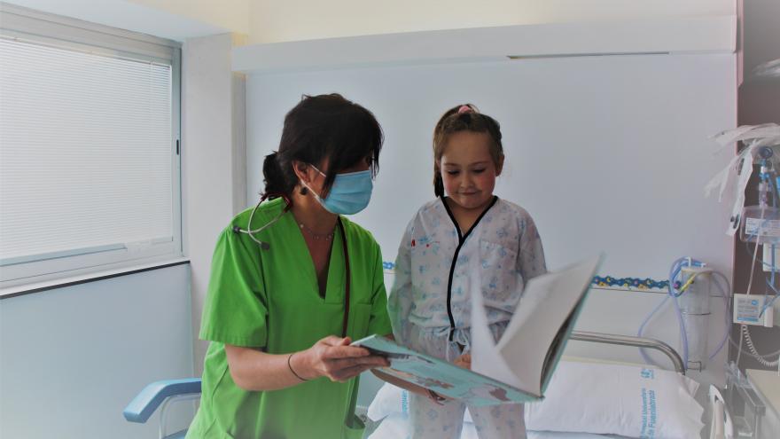 Texto Alternativo: Los niños del Hospital de Fuenlabrada reciben libros y material educativo del Club Bádmiton