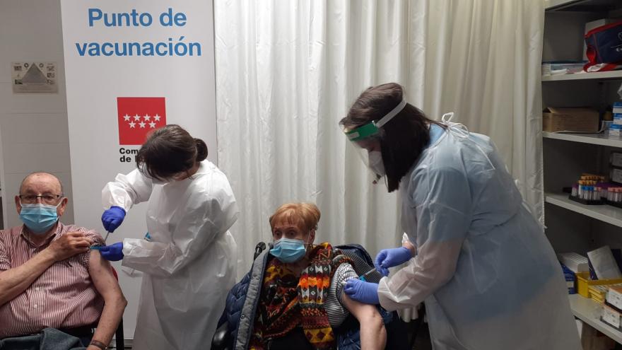 Texto Alternativo: Las enfermeras de los centros de salud vacunan a cerca de 15.000 mayores de 80 años