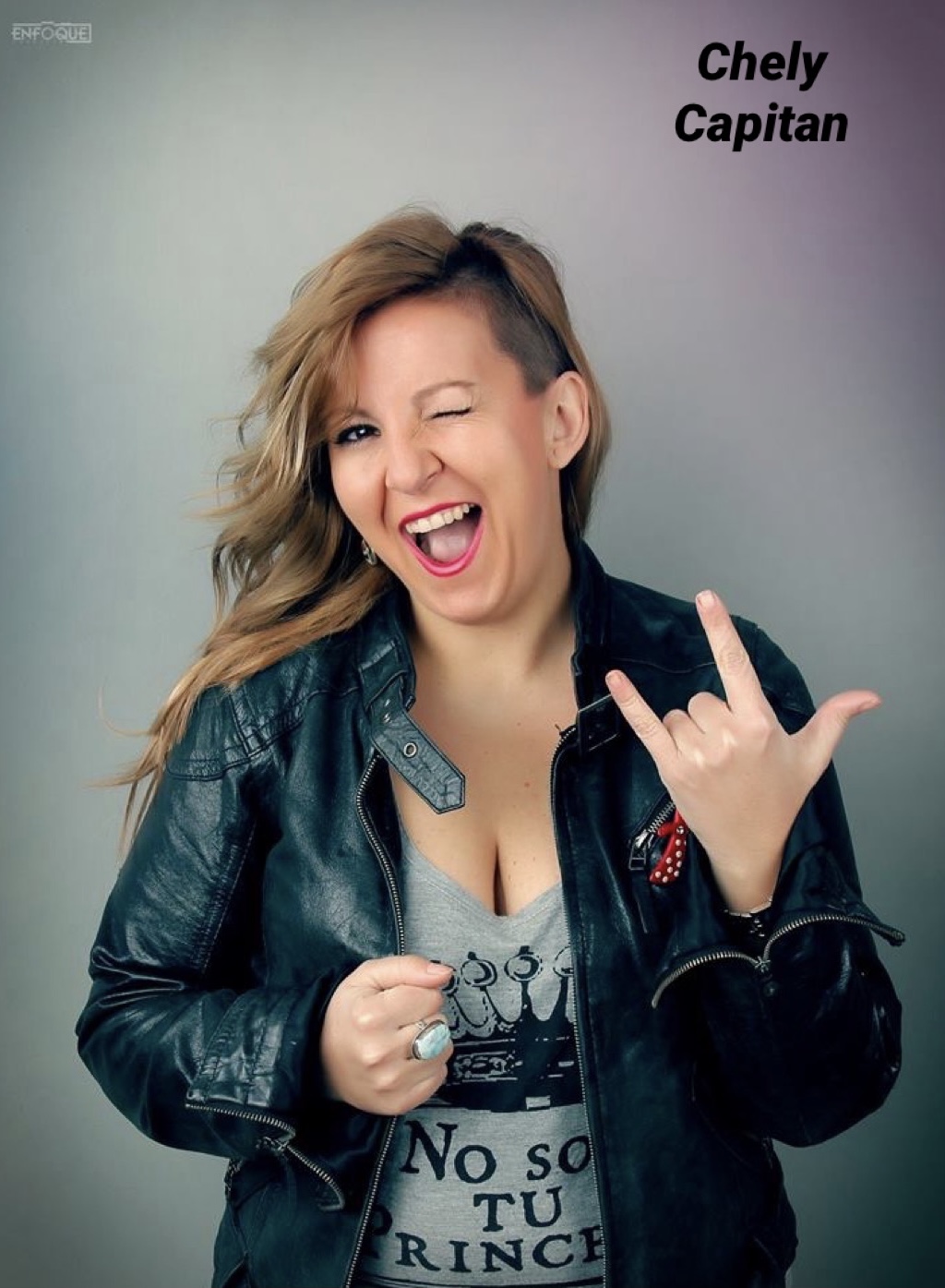 Texto Alternativo: “MUJERES AL PODER”. Monólogo de Chely Capitán