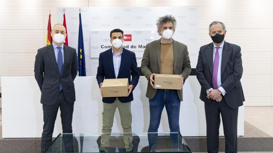 Texto Alternativo: La Comunidad entrega de material tecnológico a 66 centros educativos para realizar proyectos de innovación