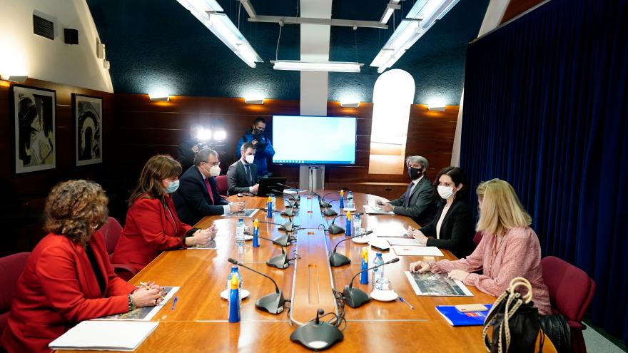 Texto Alternativo: Díaz Ayuso se reúne con la alcaldesa de Pozuelo de Alarcón para abordar el estado del municipio