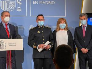 Texto Alternativo: El jefe de bomberos de Alcorcón, Raúl Esteban, recibe la medalla al mérito de la Protección Civil en su categoría Bronce y con distintivo azul