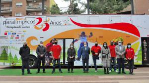 Texto Alternativo: El ‘Bus Paralímpicos 25 Años’ del Comité Paralímpico recorre la ciudad de Alcorcón para celebrar en su aniversario