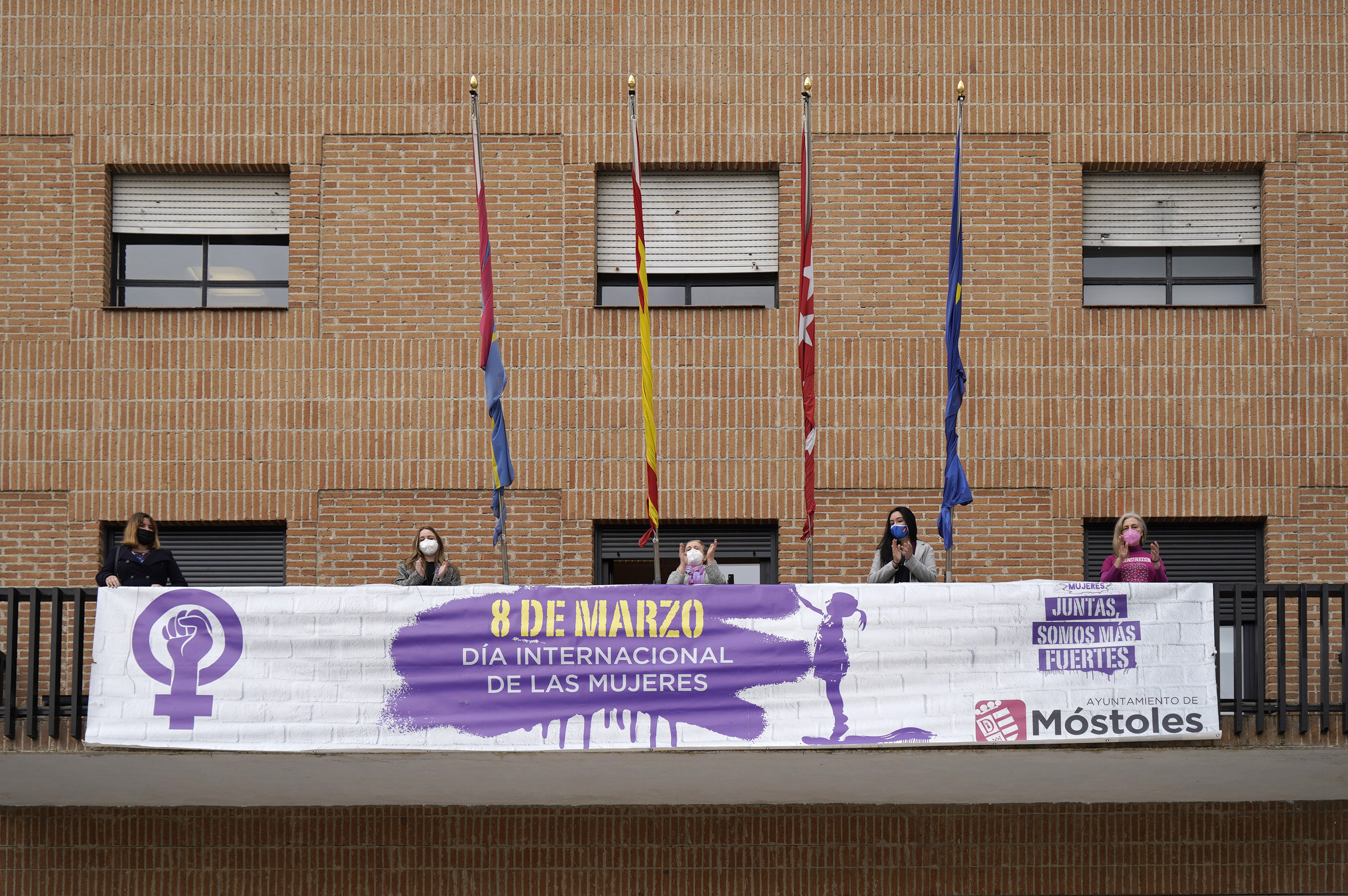 Texto Alternativo: Móstoles celebra el Día Internacional de las Mujeres con la lectura de un manifiesto y el despliegue de una pancarta reivindicativa
