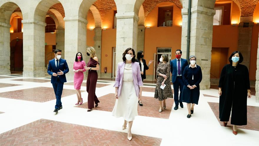 Texto Alternativo: Díaz Ayuso:La bandera de la defensa del papel de la mujer nos pertenece a todos sin exclusiones