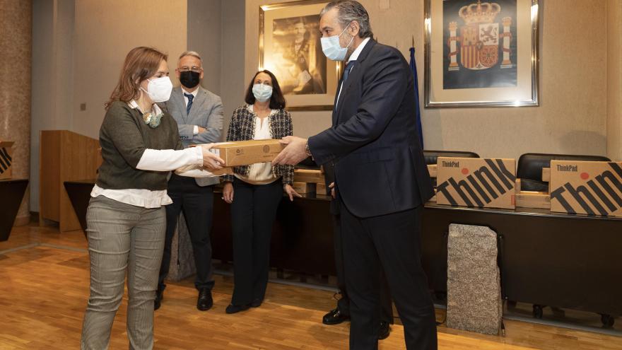 Texto Alternativo: El Gobierno de la Comunidad de Madrid facilita el teletrabajo con la entrega de ordenadores portátiles a la plantilla de los juzgados