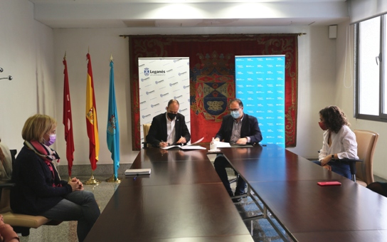Texto Alternativo: El Ayuntamiento y Aldeas Infantiles SOS suscriben un convenio para mejorar la protección y el bienestar de niños y adolescentes acogidos