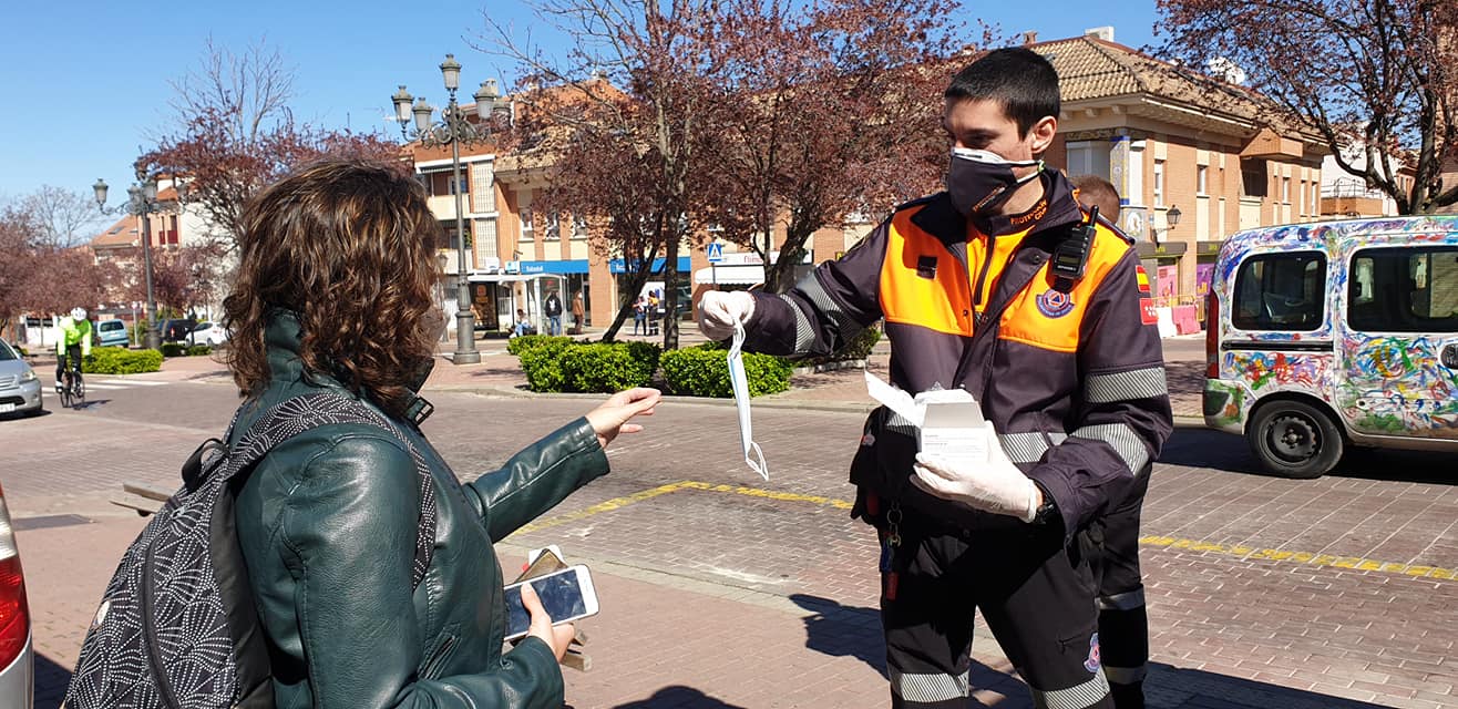 Texto Alternativo: Los voluntarios de Protección Civil reparten mascarillas para concienciar sobre la obligatoriedad de su uso