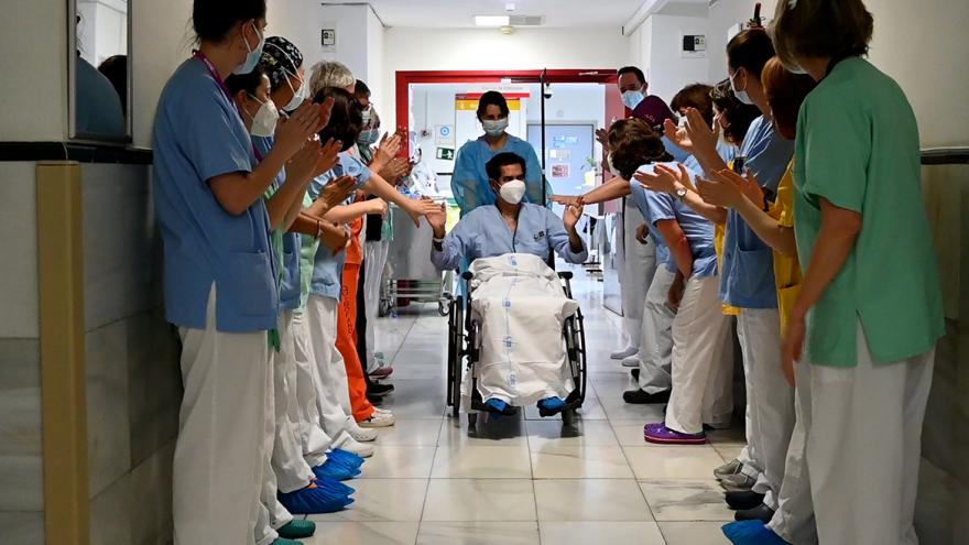 Texto Alternativo: El Hospital Gregorio Marañón da el alta hospitalaria a su paciente 5.000 ingresado por Covid-19