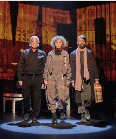 Texto Alternativo: “Siveria”. Teatro