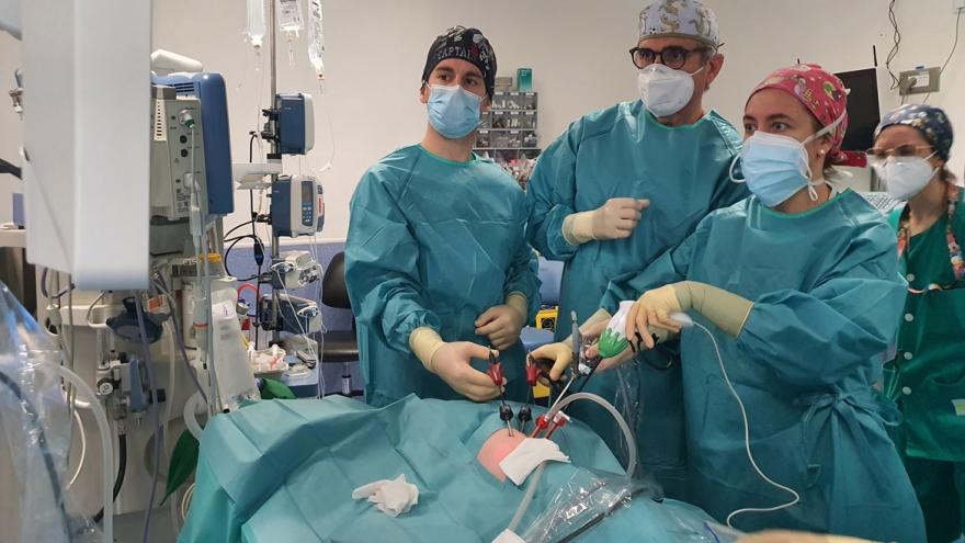 Texto Alternativo: El 12 de Octubre extirpa un lóbulo pulmonar a un recién nacido de seis semanas y tres kilos