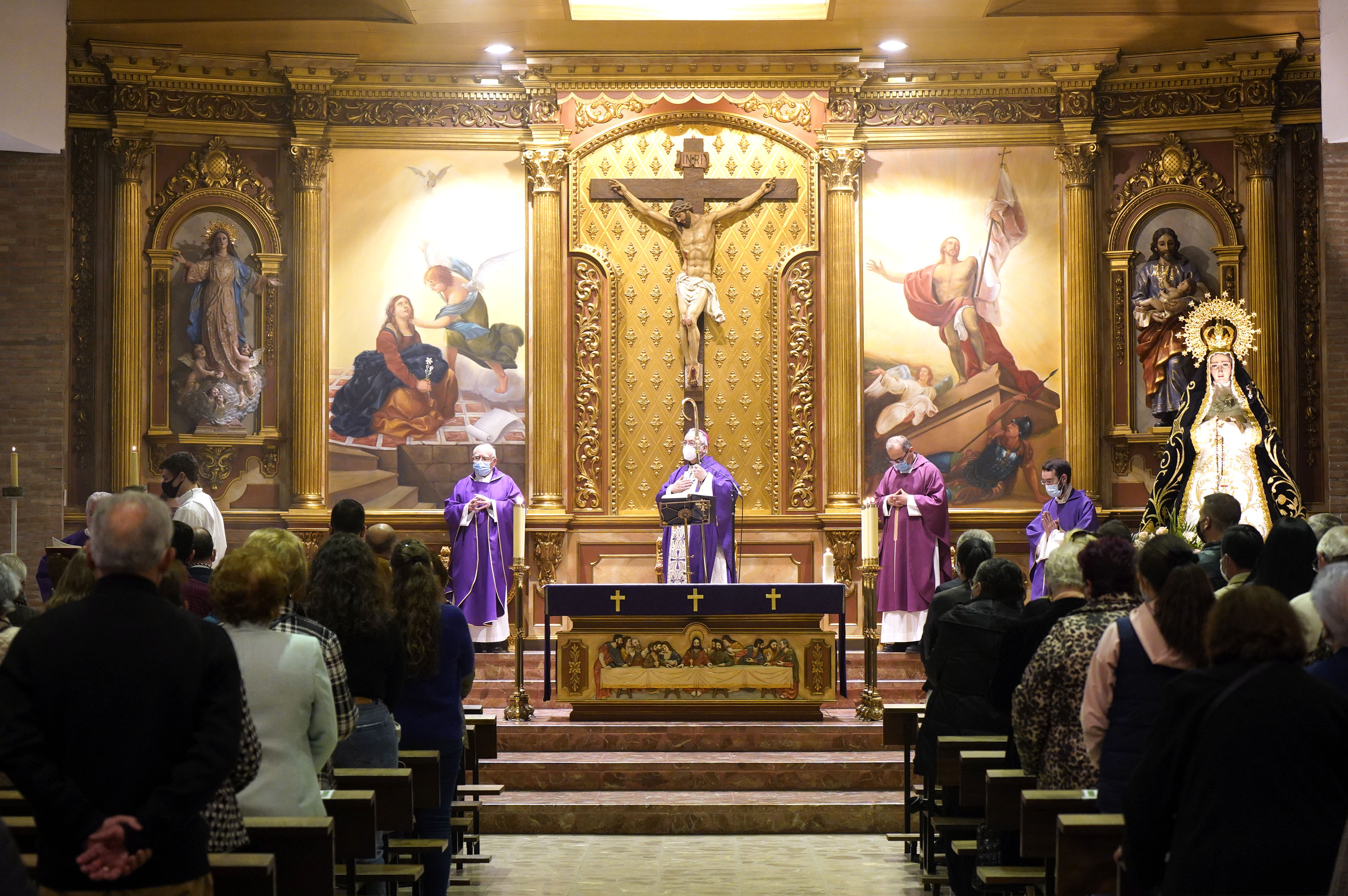 Texto Alternativo: Miembros de la Corporación municipal participan en los actos litúrgicos de la Semana Santa de Móstoles