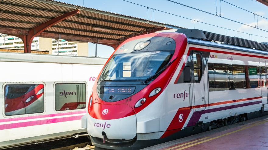 Texto Alternativo: El Gobierno de la Comunidad de Madrid el Gobierno de la Comunidad de Madrid la Comunidad renueva la financiación para el uso de la tarjeta de transportes en la Red de Cercanías